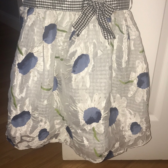 Beautiful white flower dress Size 5 - Picture 6 of 10